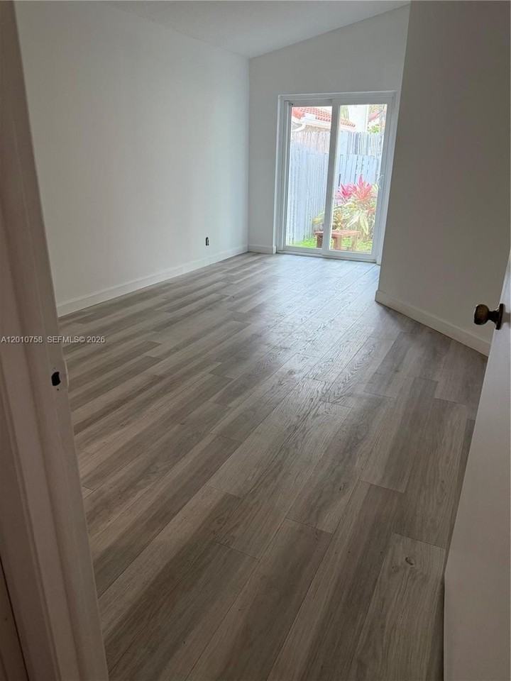 1407 Seagrape Cir - Photo 2 of 9