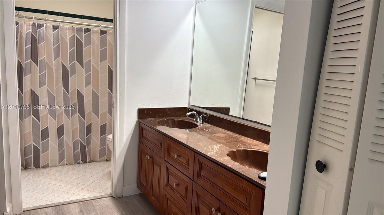 1407 Seagrape Cir - Photo 4 of 9