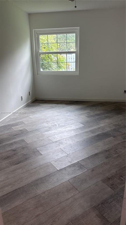 1407 Seagrape Cir - Photo 5 of 9