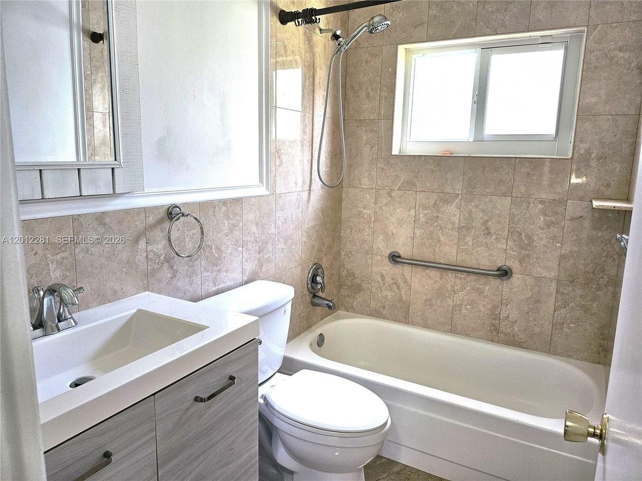 1040 Nw 73rd Ter - Photo 4 of 38