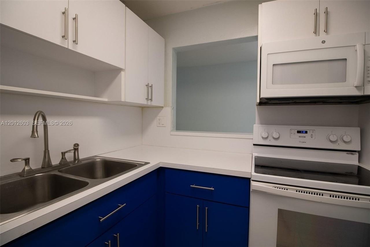 10365 N Kendall Dr #D1 - Photo 3 of 12