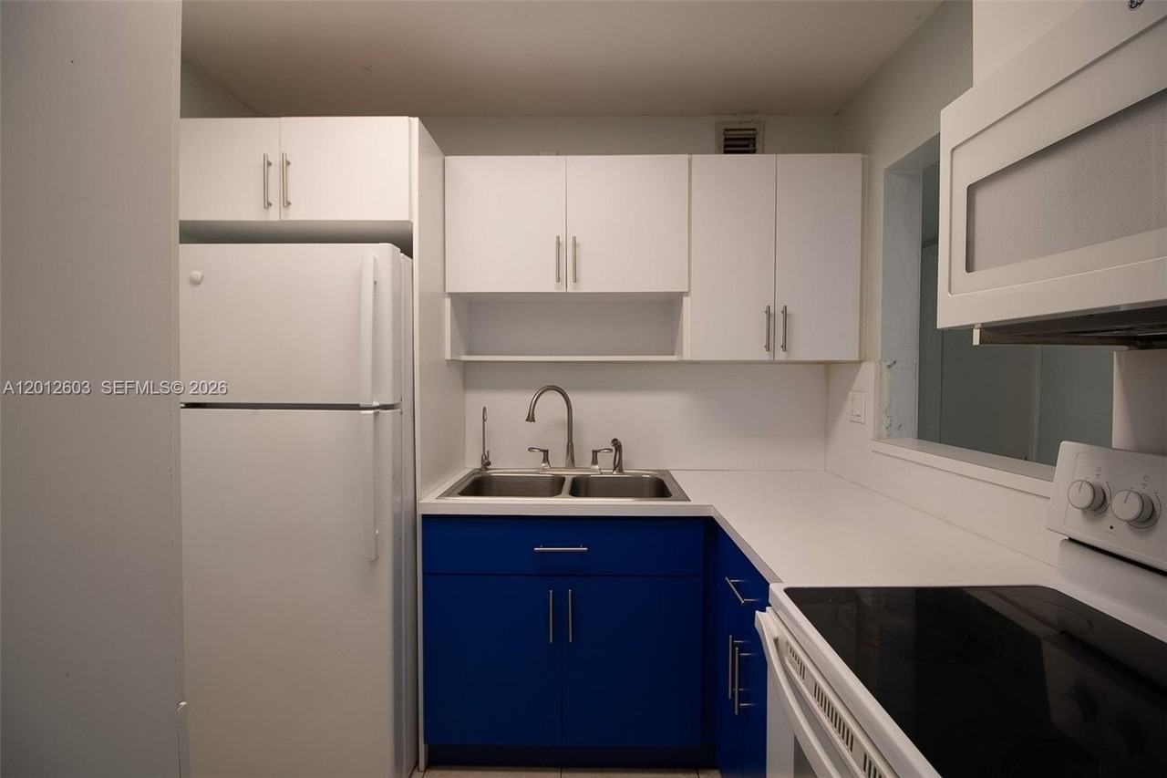 10365 N Kendall Dr #D1 - Photo 4 of 12
