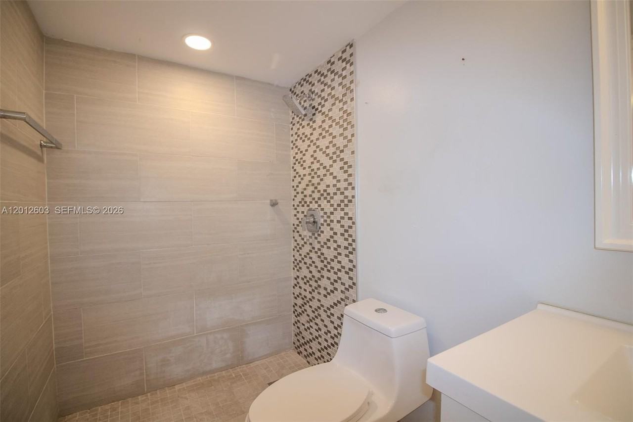 10365 N Kendall Dr #D1 - Photo 5 of 12
