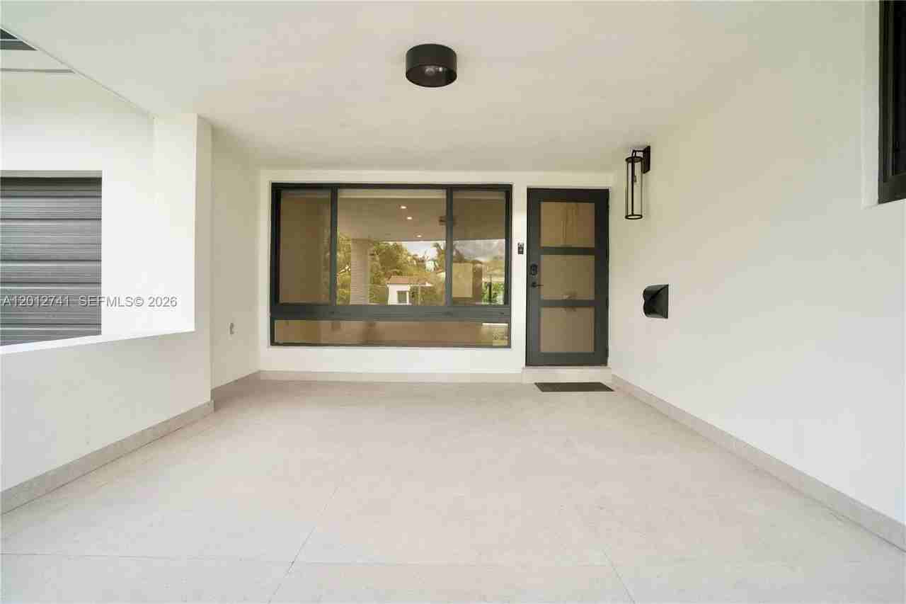 8811 Carlyle Ave - Photo 5 of 50