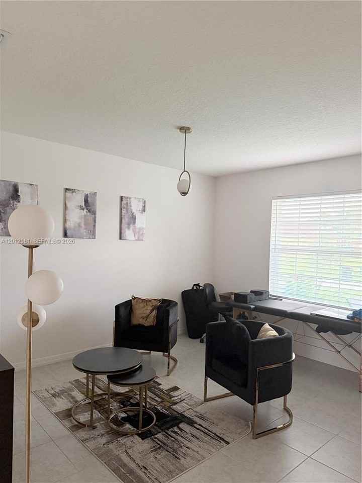1557 Sw Dycus Ave - Photo 2 of 16