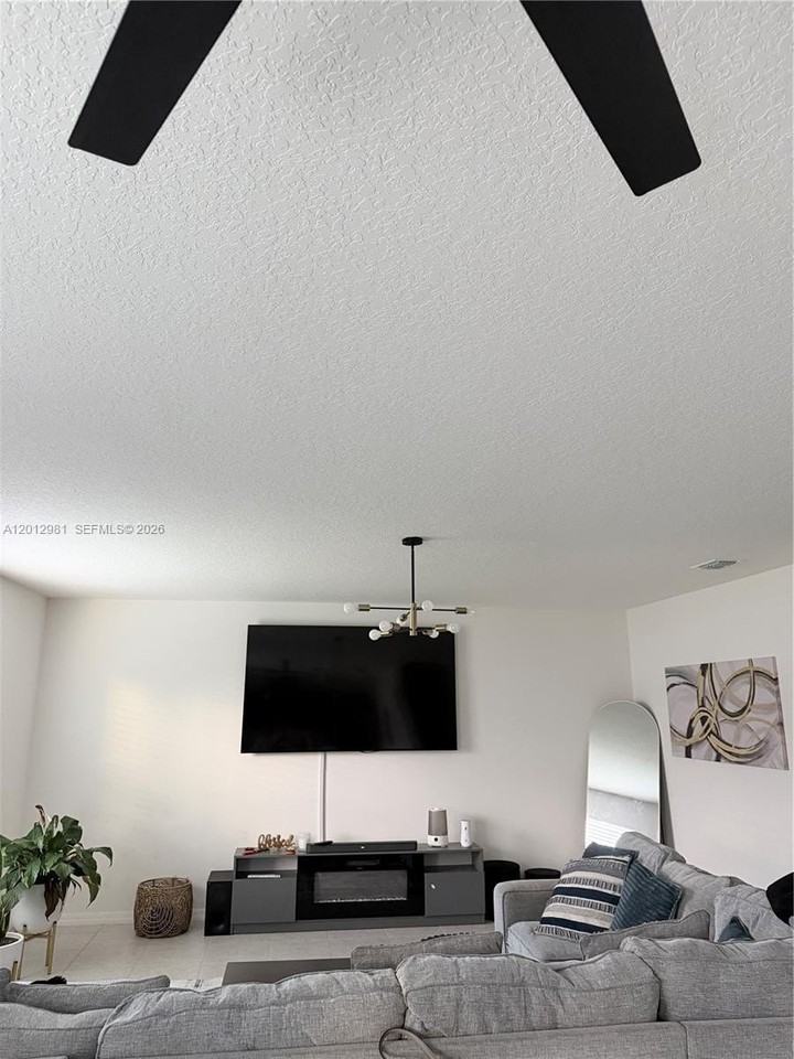 1557 Sw Dycus Ave - Photo 4 of 16