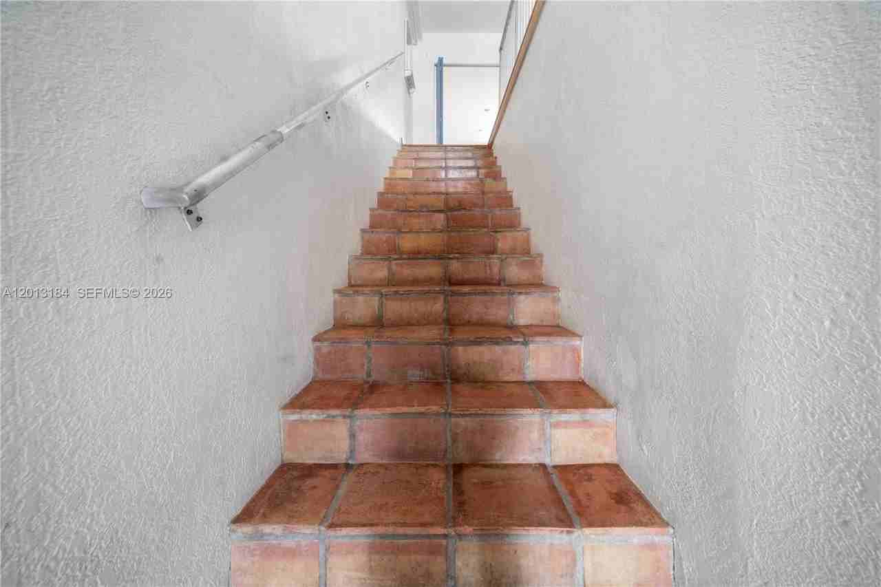 905 Sunrise Ln #905 - Photo 5 of 32