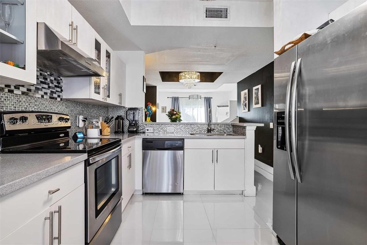 746 Ne 90th St #606 - Photo 4 of 33