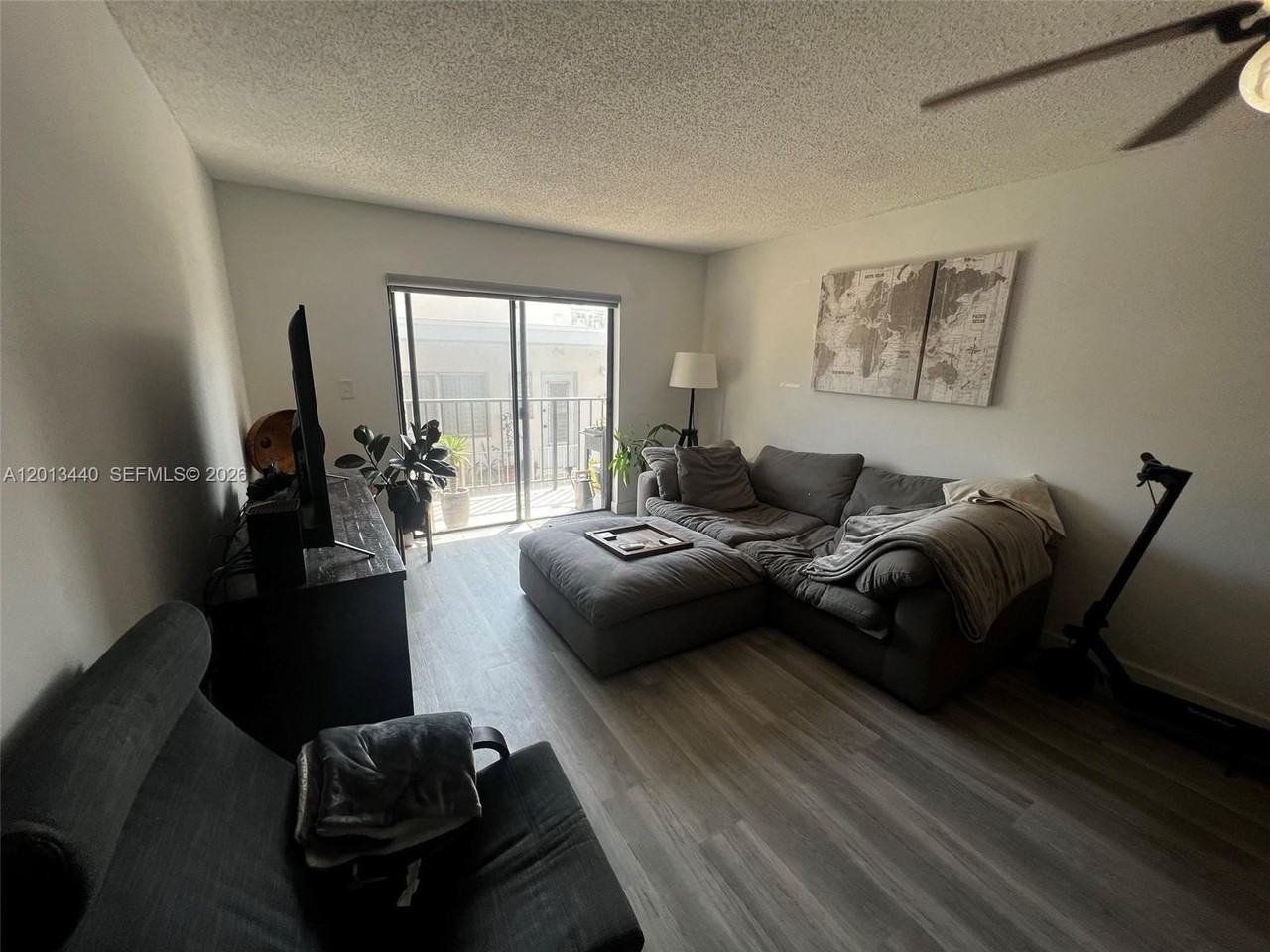 950 Euclid Ave #211 - Photo 2 of 9