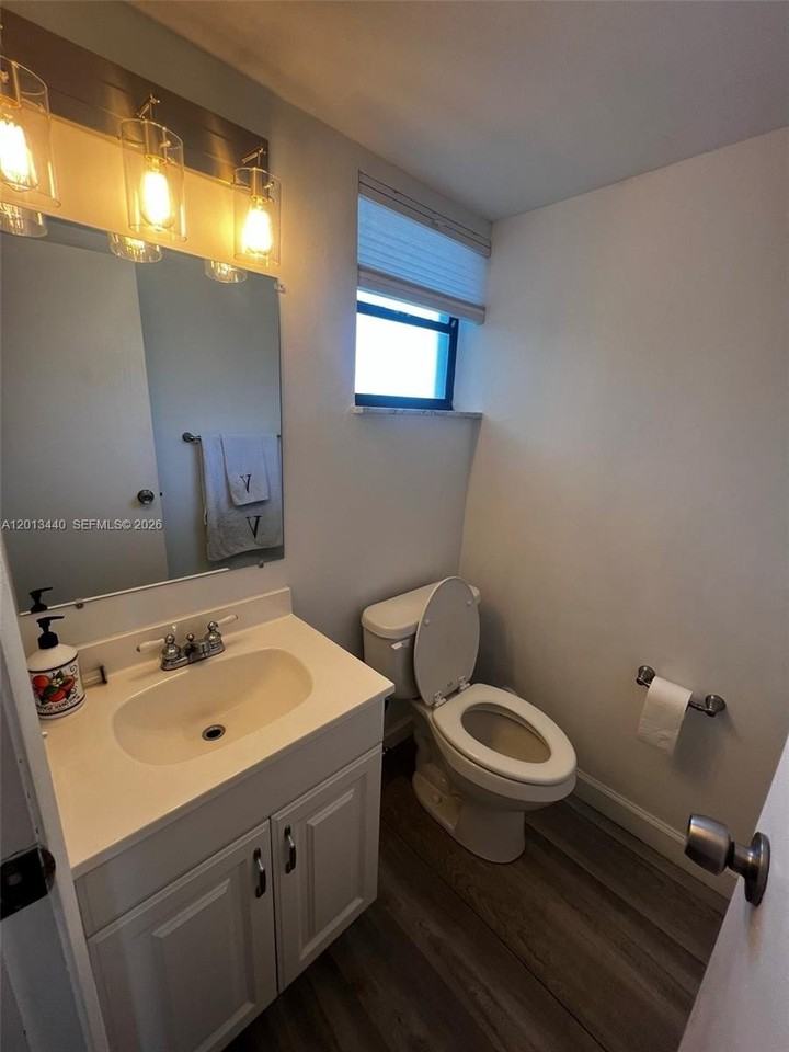 950 Euclid Ave #211 - Photo 6 of 9