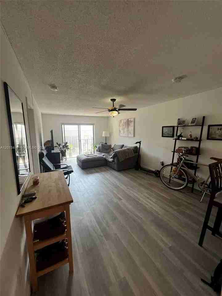 950 Euclid Ave #211 - Photo 7 of 9