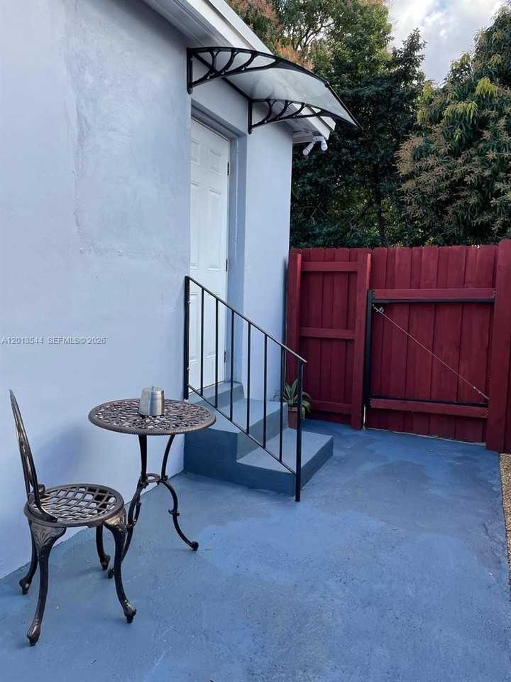 830 Ne 159th St - Photo 4 of 11