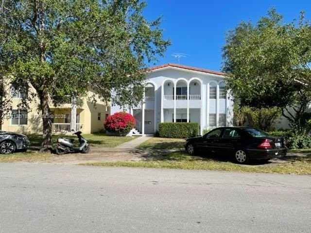 517 Menendez Ave - Photo 2 of 40
