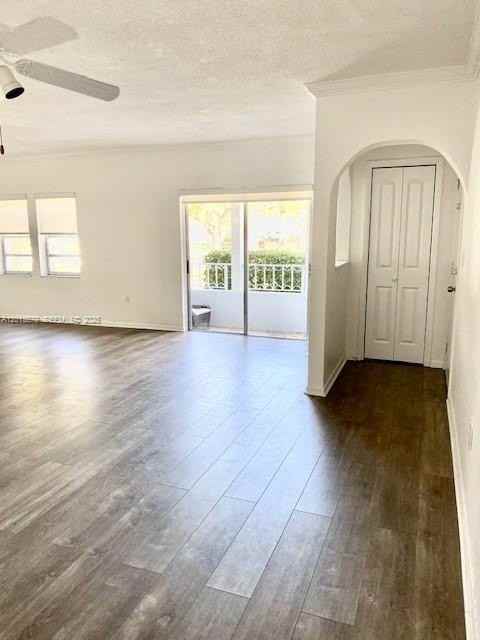 517 Menendez Ave - Photo 3 of 40