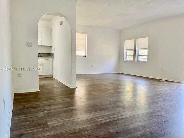 517 Menendez Ave - Photo 6 of 40