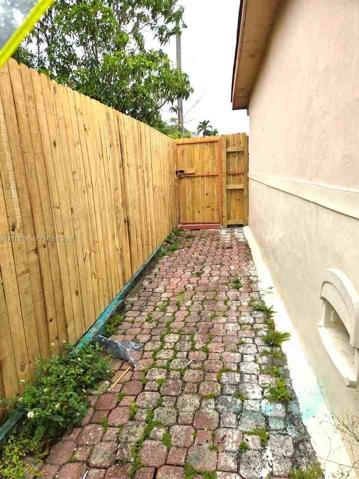 4610 Sw 40th St #1 - Photo 2 of 6