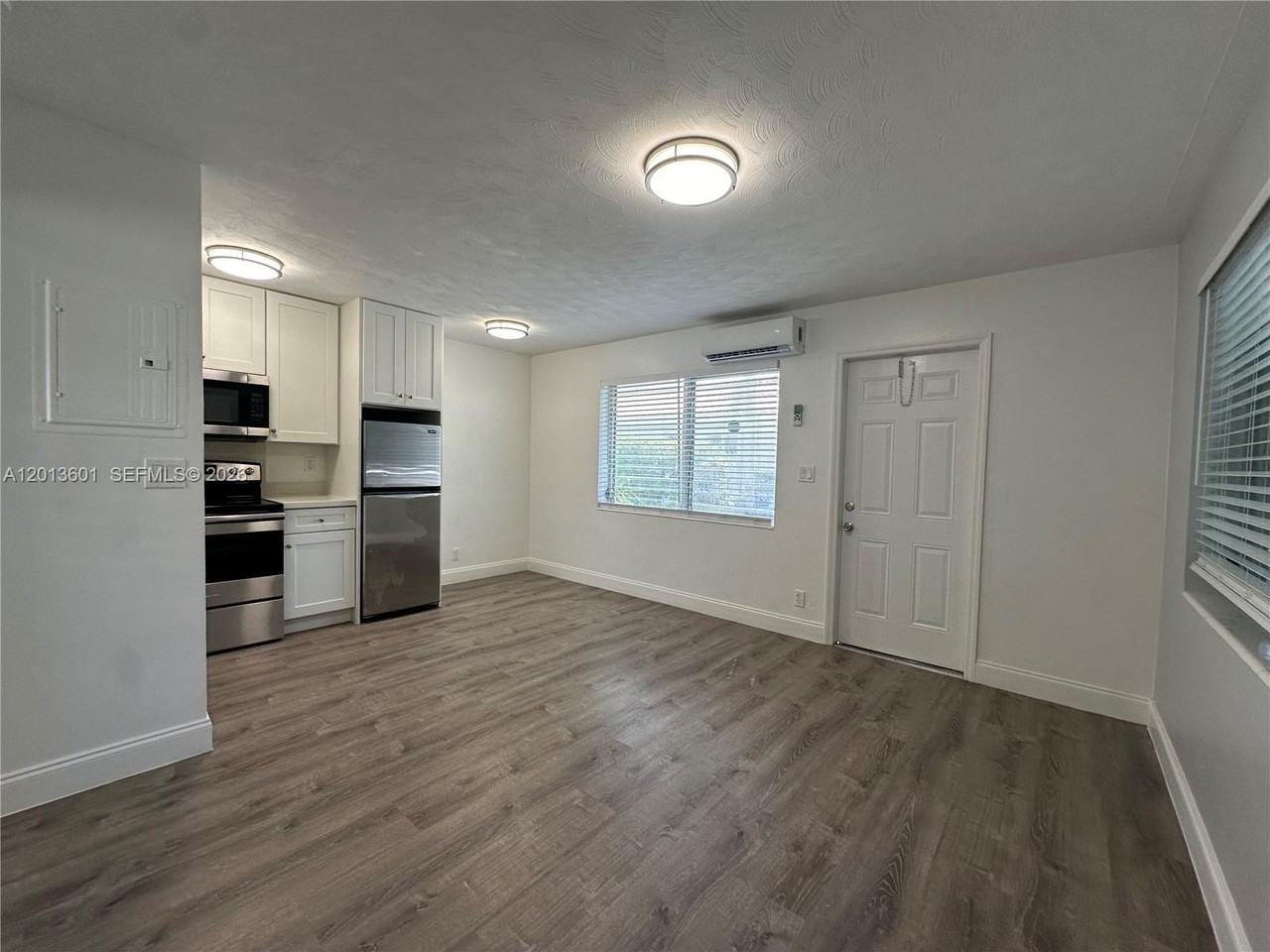 4246 Seagrape Dr #1 - Photo 4 of 23