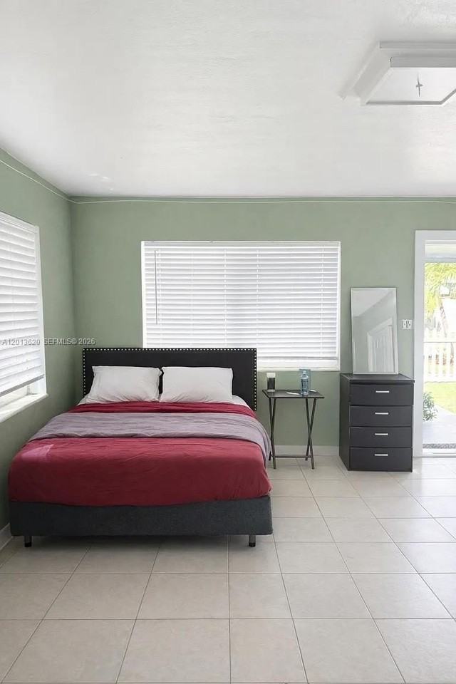 1001 Ne 10th St #2 - Photo 6 of 8