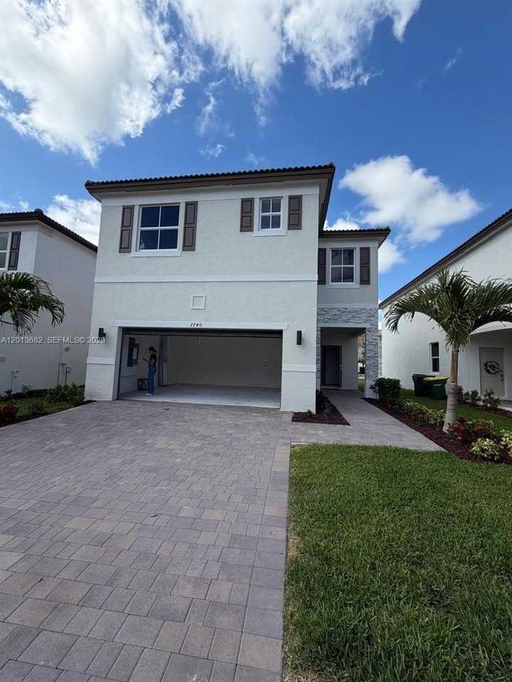 2740 Se 24th Ct #2740 - Photo 3 of 35
