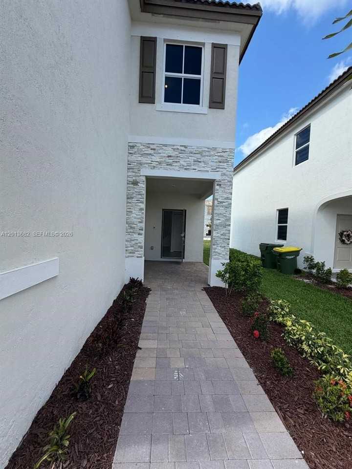 2740 Se 24th Ct #2740 - Photo 4 of 35