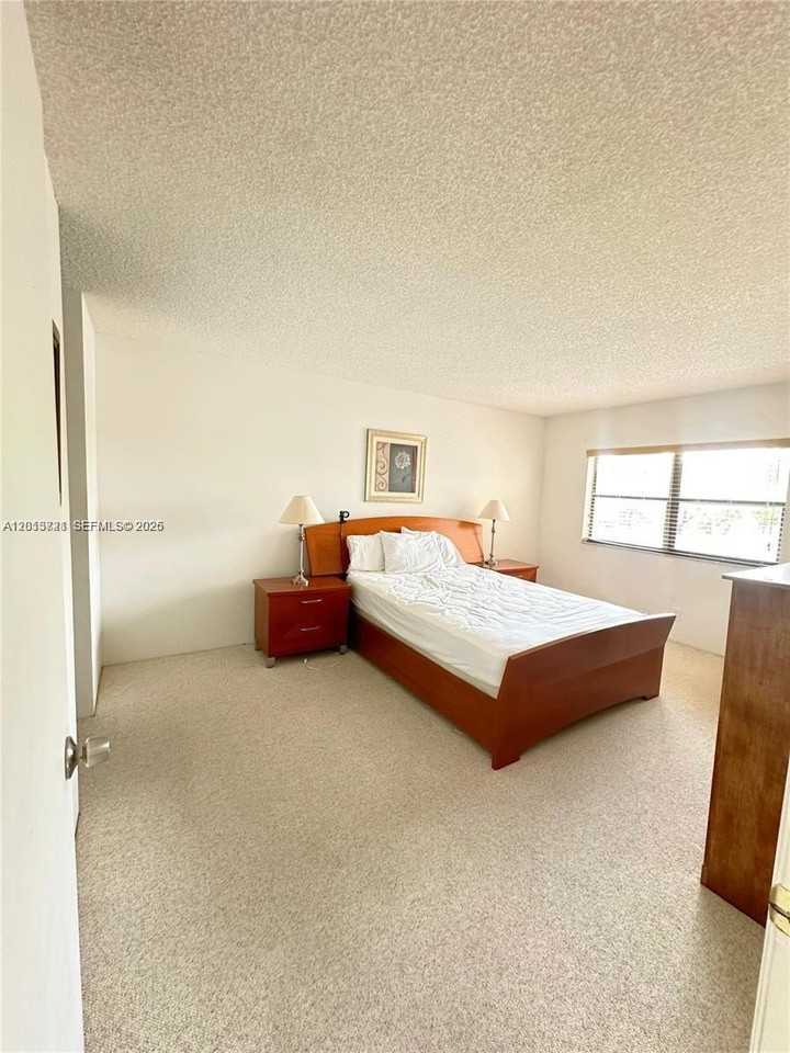 240 Lakeview Dr #212 - Photo 5 of 11