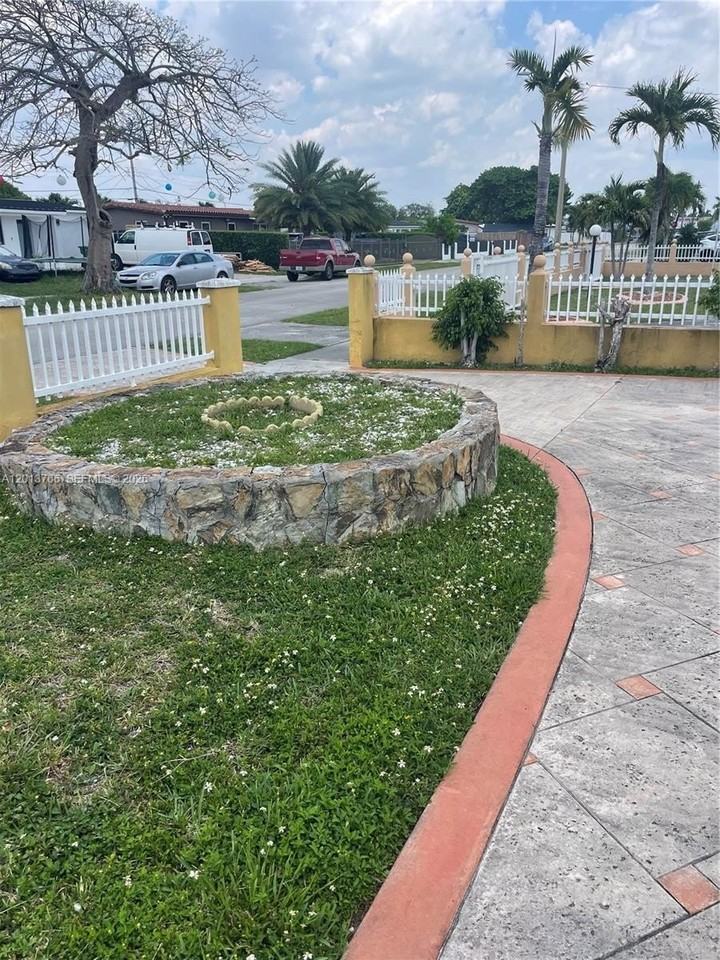 4115 Sw 108th Ave #B - Photo 3 of 17