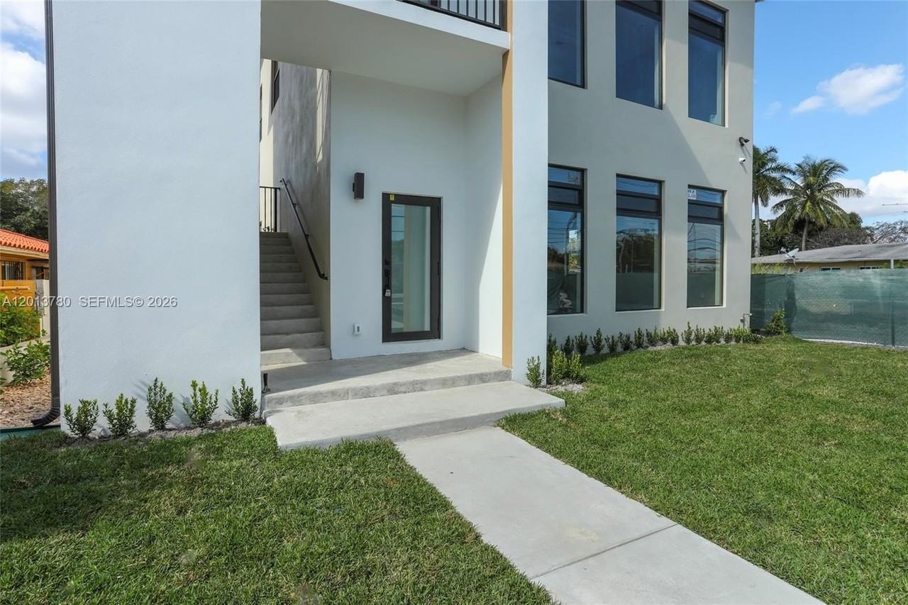 120 Sw 35th Ave #A1 - Photo 3 of 21