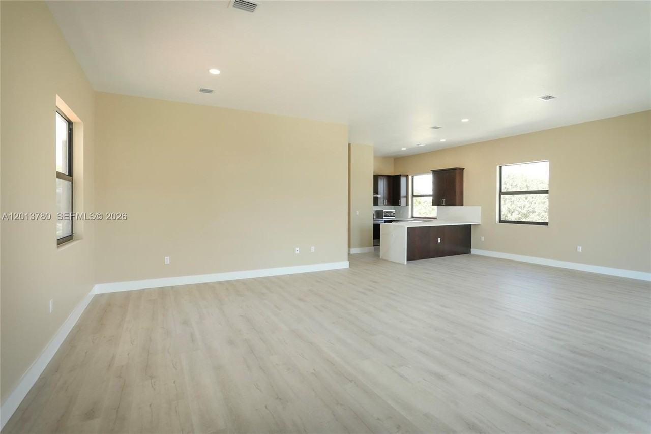 120 Sw 35th Ave #A1 - Photo 6 of 21