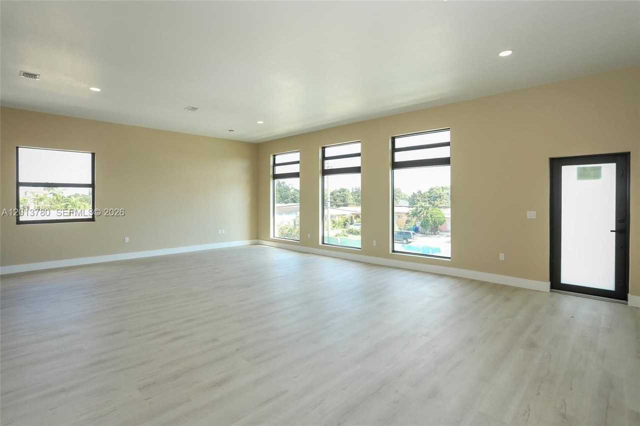 120 Sw 35th Ave #A1 - Photo 7 of 21