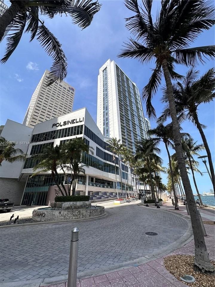 325 S Biscayne Blvd #2215 - Photo 2 of 32