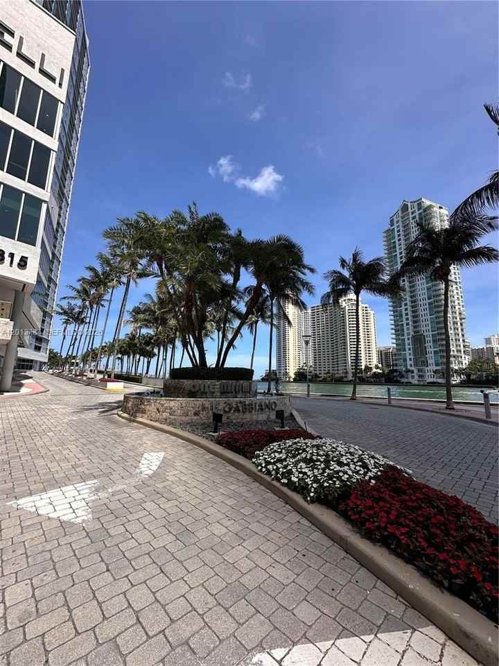 325 S Biscayne Blvd #2215 - Photo 3 of 32