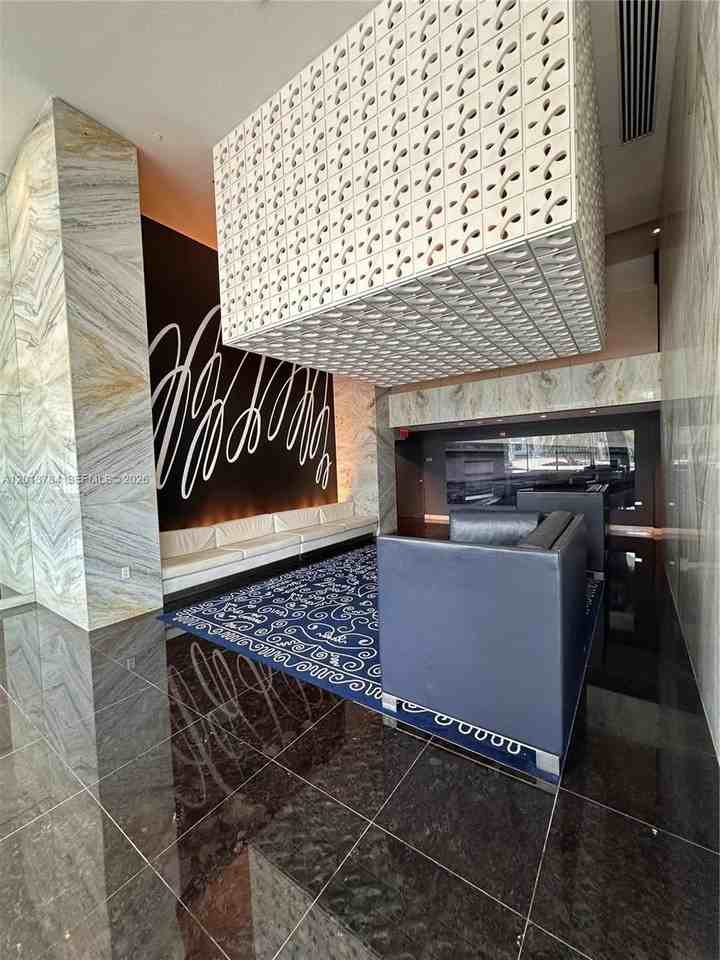 325 S Biscayne Blvd #2215 - Photo 4 of 32
