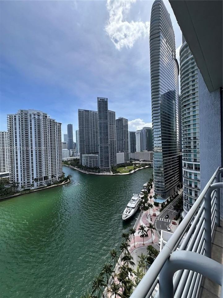 325 S Biscayne Blvd #2215 - Photo 5 of 32