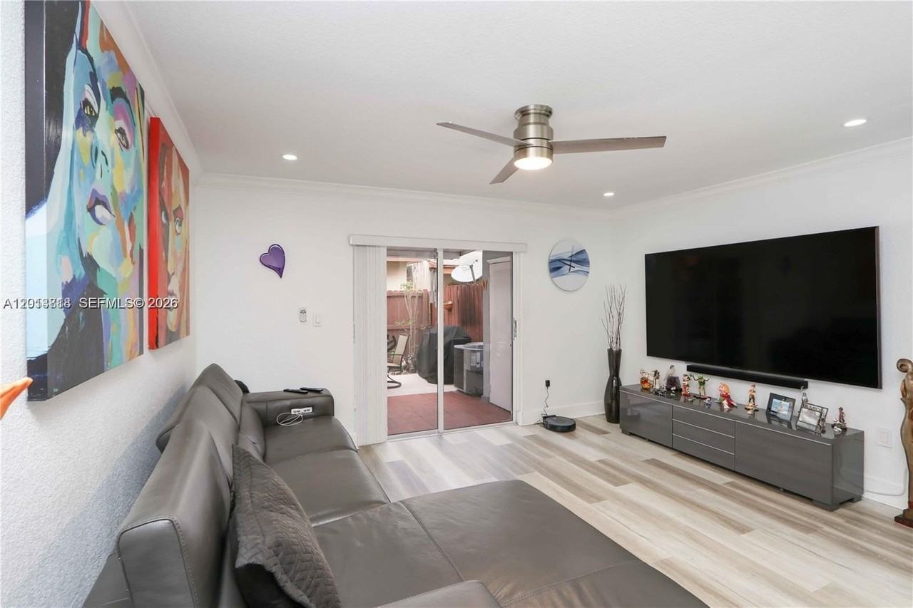 30 Sw 108th Ave #7G - Photo 2 of 9