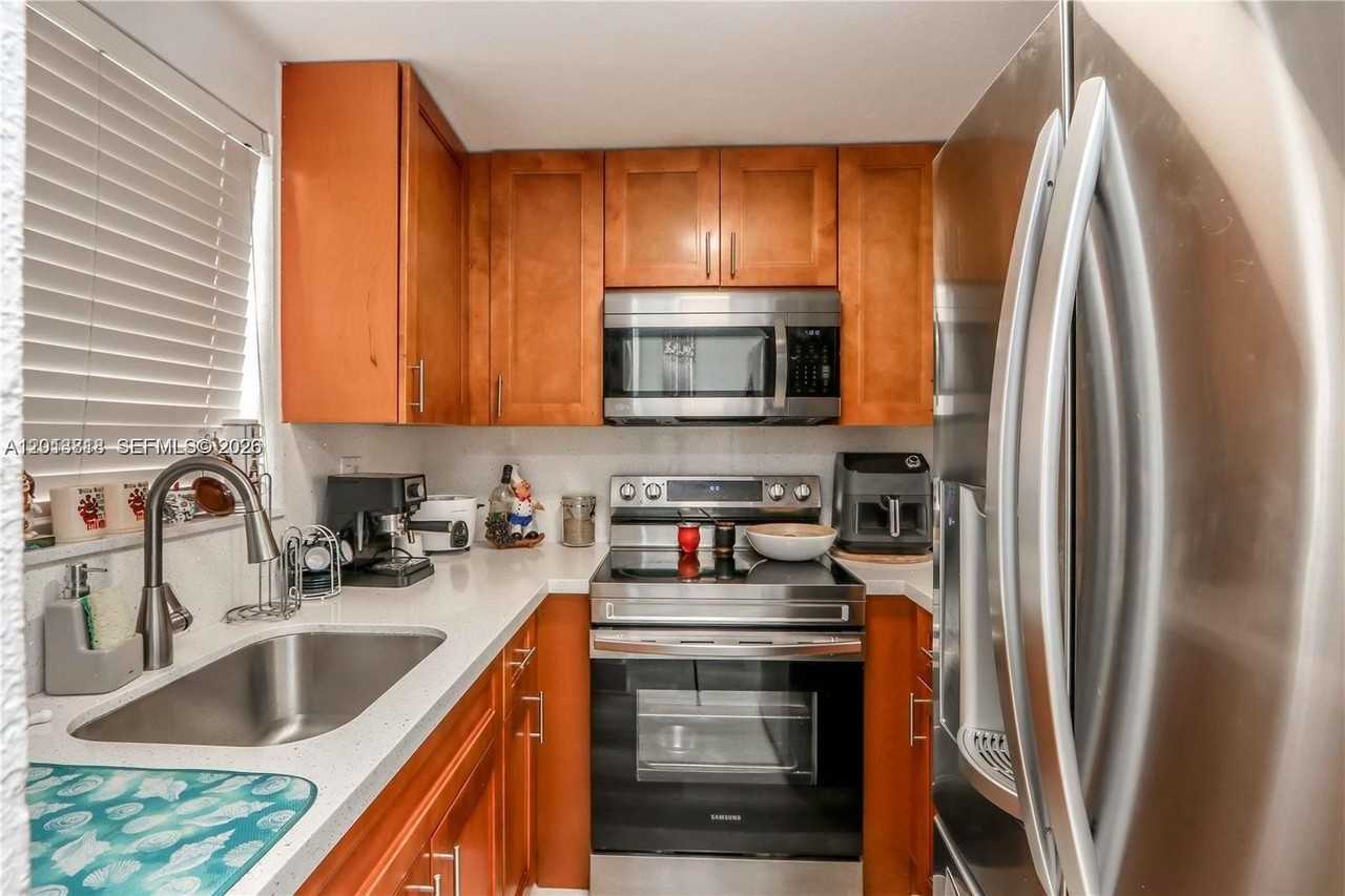 30 Sw 108th Ave #7G - Photo 3 of 9