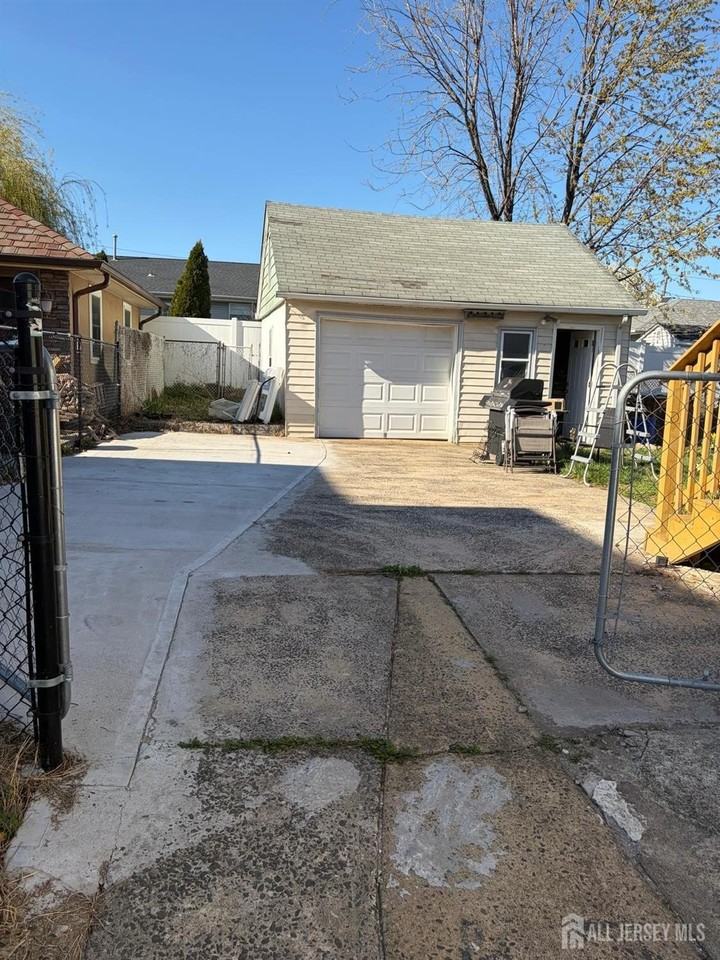 138 Luther Ave - Photo 2 of 21
