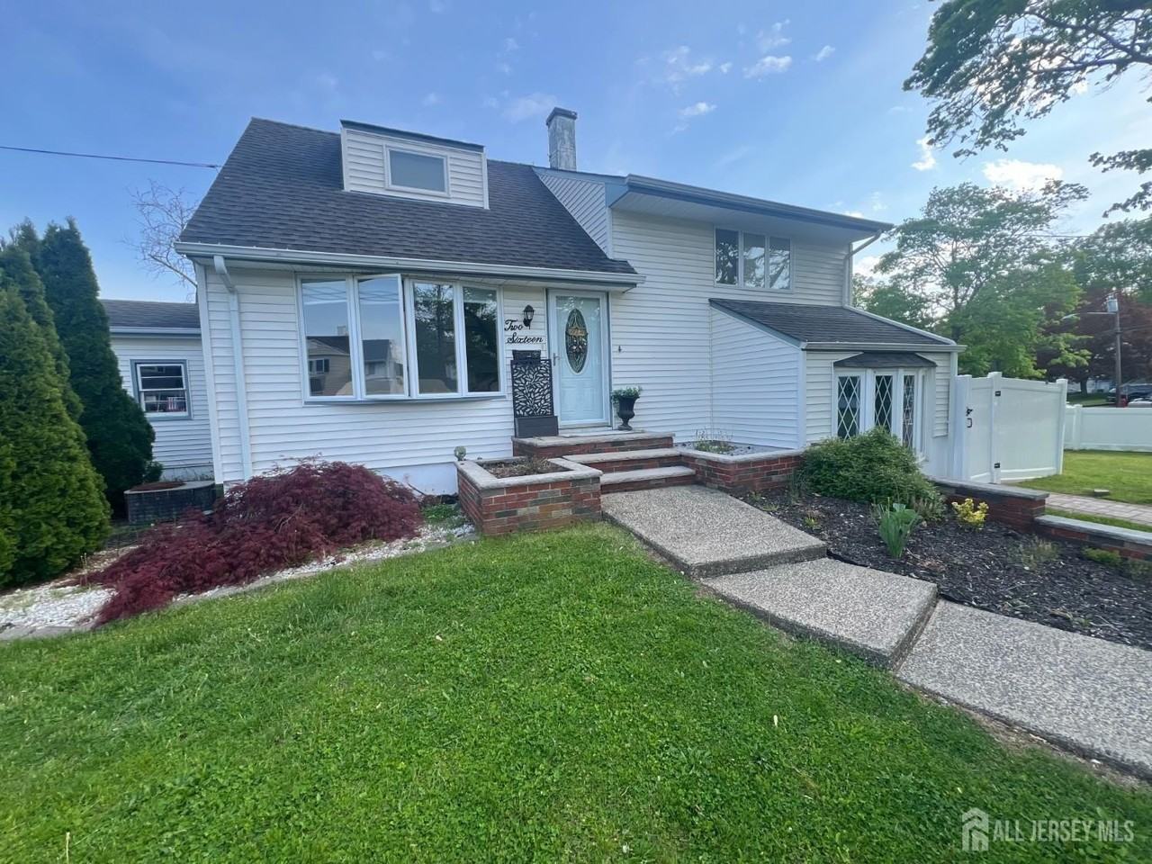 216 N Hill Rd