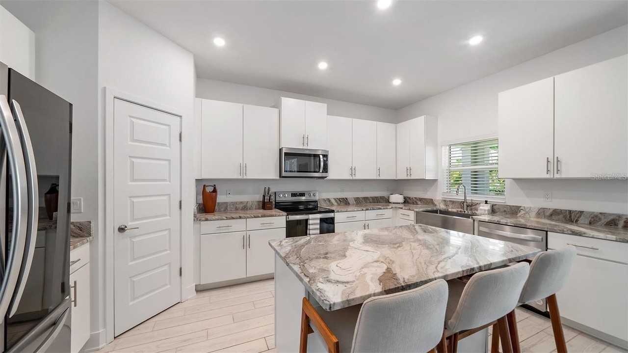 2587 Temple St - Photo 5 of 25