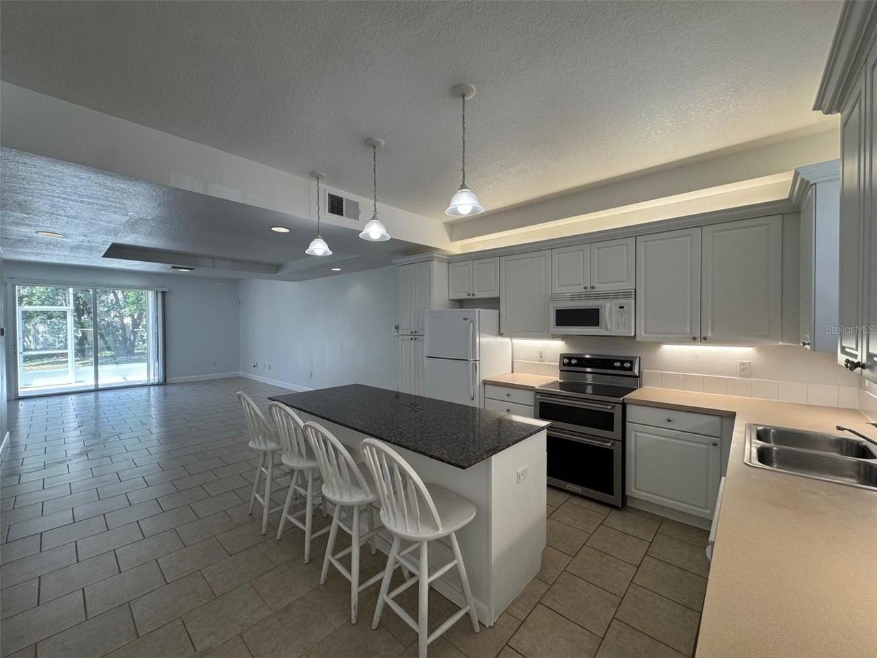 2053 Green Oak Ct - Photo 4 of 24