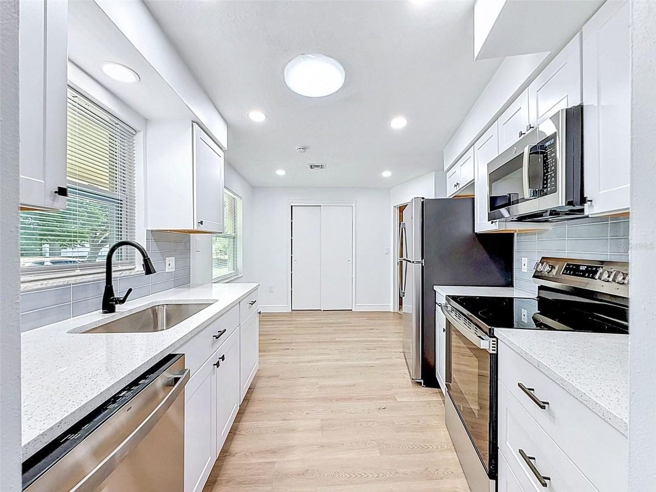 850 Karen St - Photo 2 of 36