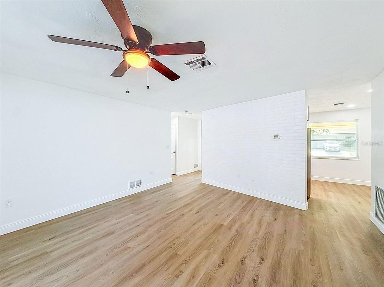 850 Karen St - Photo 3 of 36
