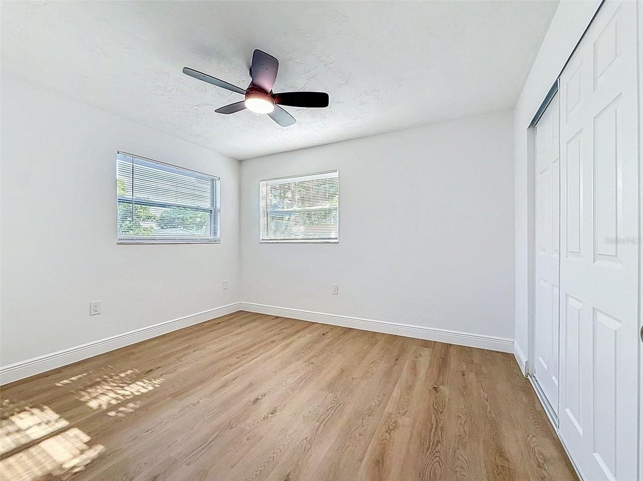 850 Karen St - Photo 4 of 36