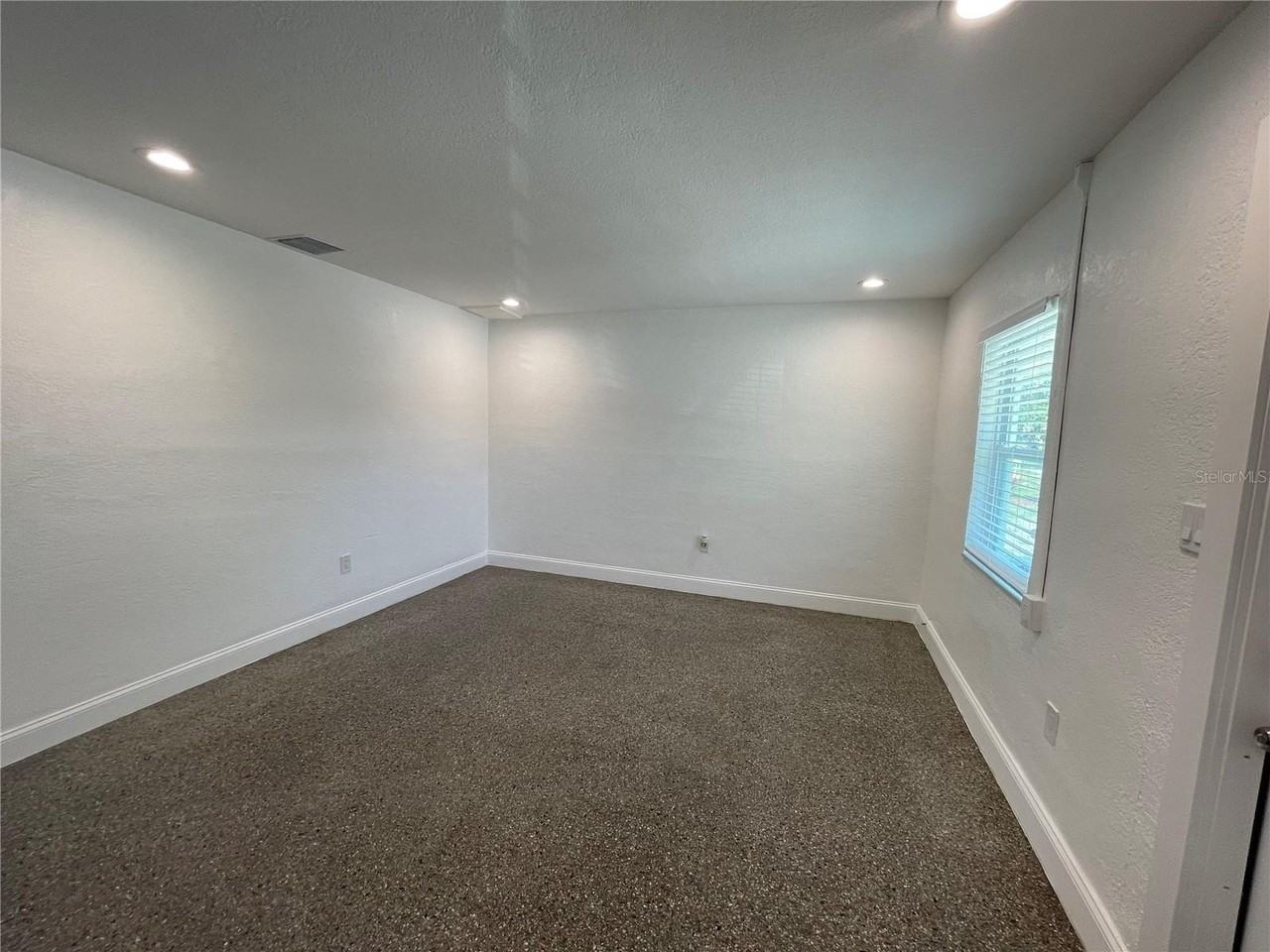 1147 Alma St - Photo 2 of 15