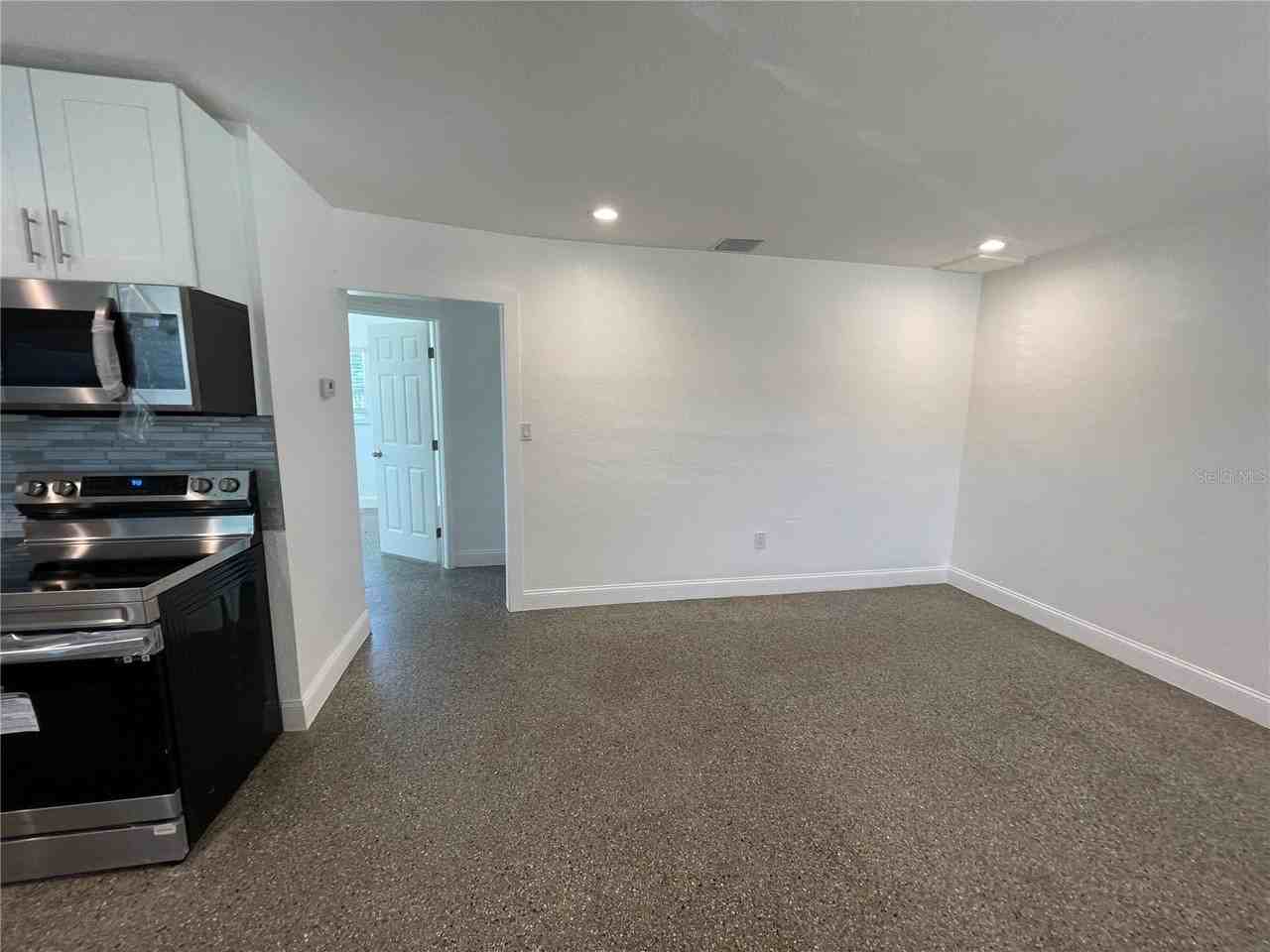 1147 Alma St - Photo 3 of 15