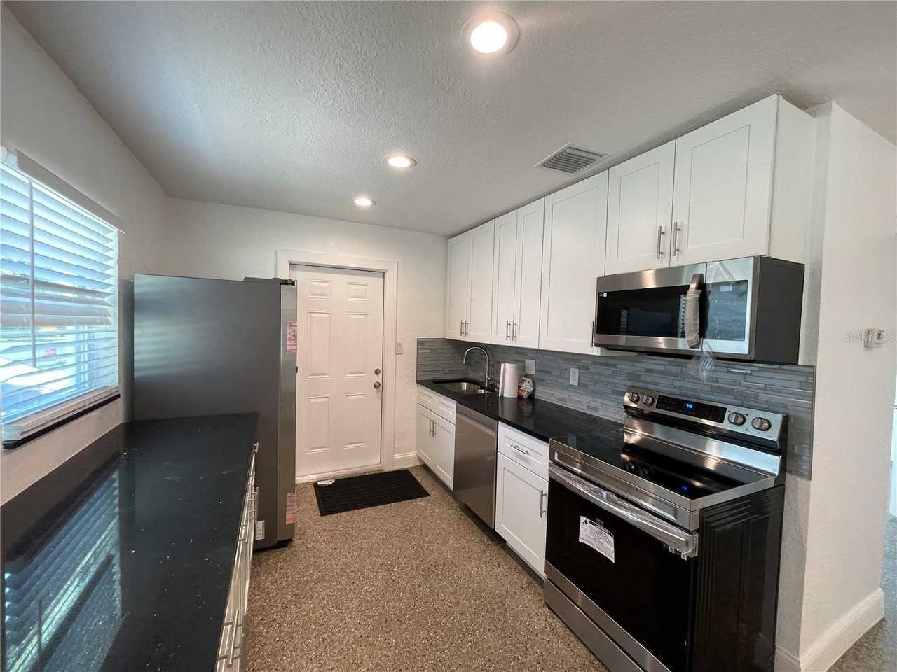 1147 Alma St - Photo 5 of 15