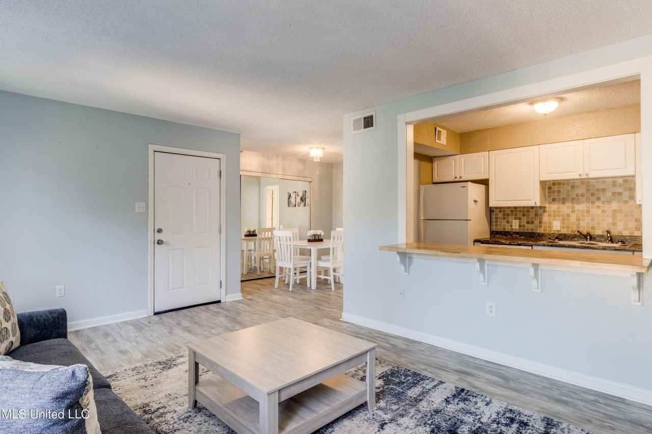 245 Mcdonnell Ave - Photo 4 of 14