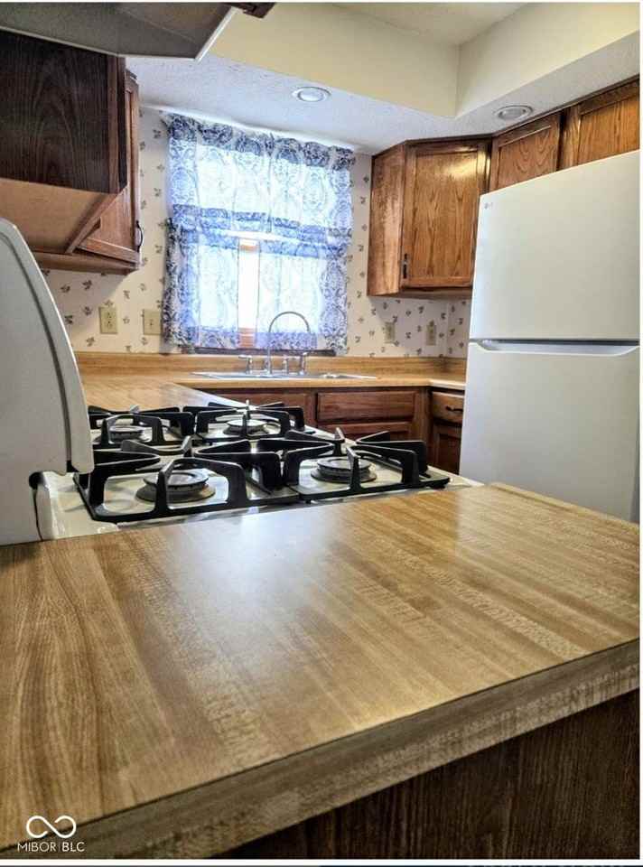 1043 Mikes Way - Photo 5 of 7