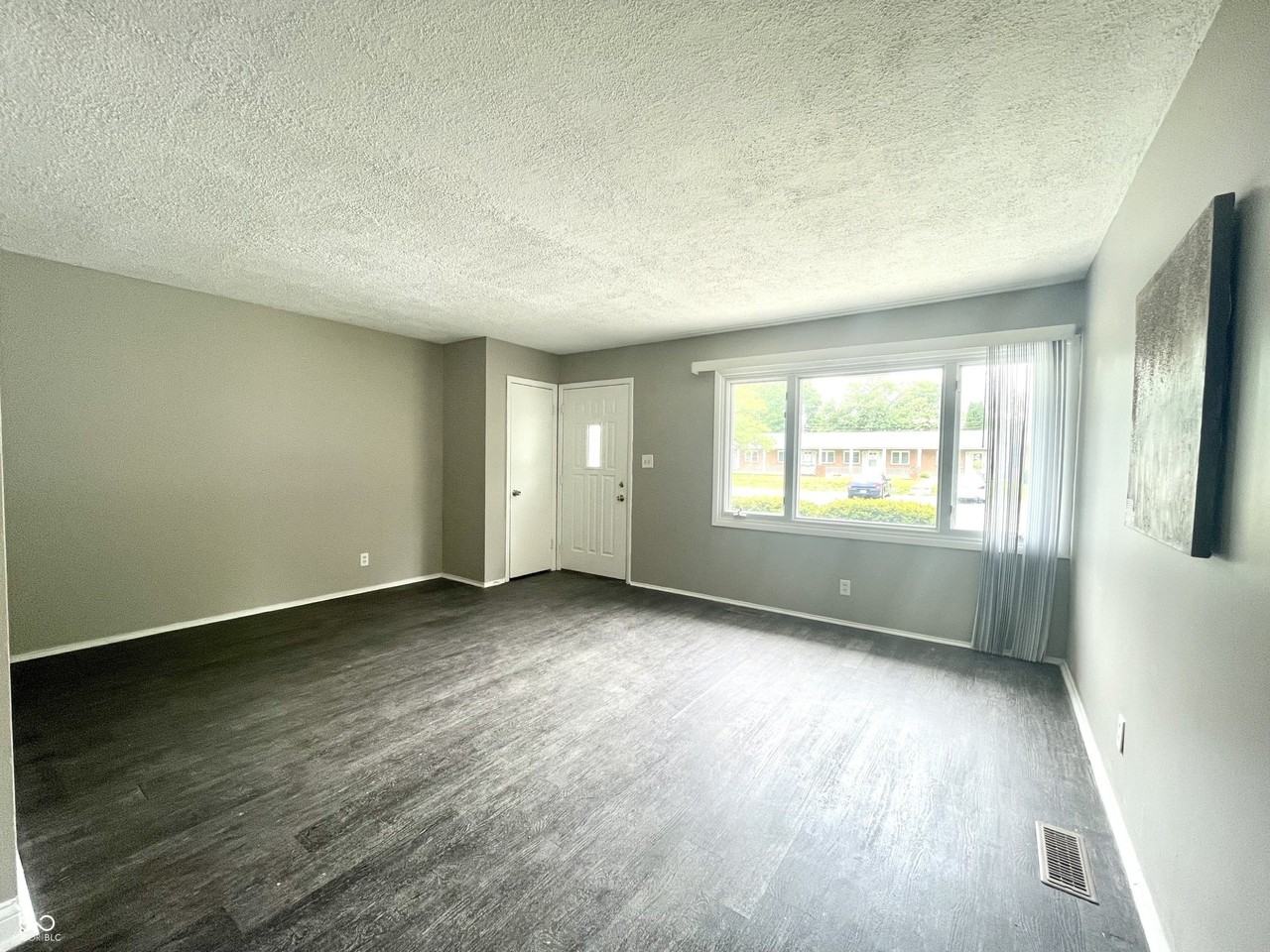 110 N Tyrone Dr - Photo 3 of 21