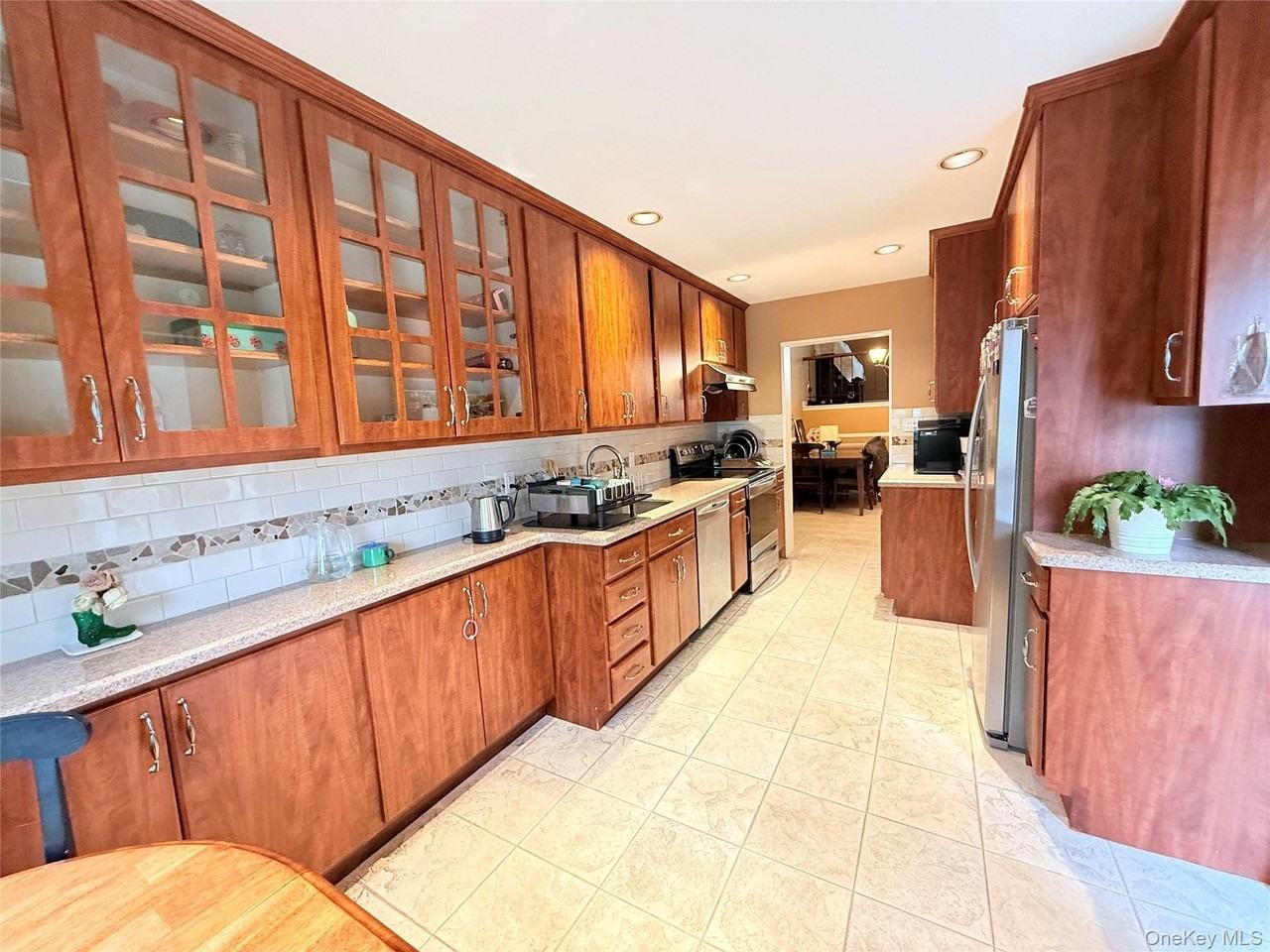 21 Manors Dr - Photo 2 of 19