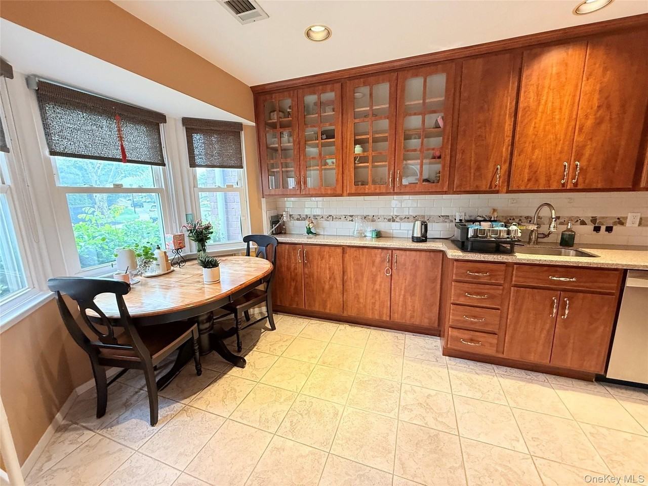 21 Manors Dr - Photo 3 of 19